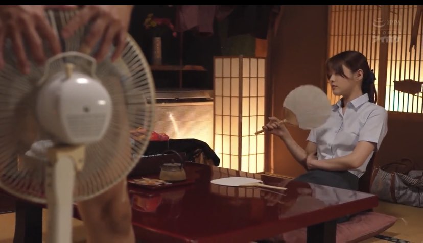 每个日本AV女优都拍过的情景：跟部长出差被迫住一间房  然后被迫看这个部长在她面前用小风扇吹鸡巴🐒 https://t.co/EH3htPnEm4