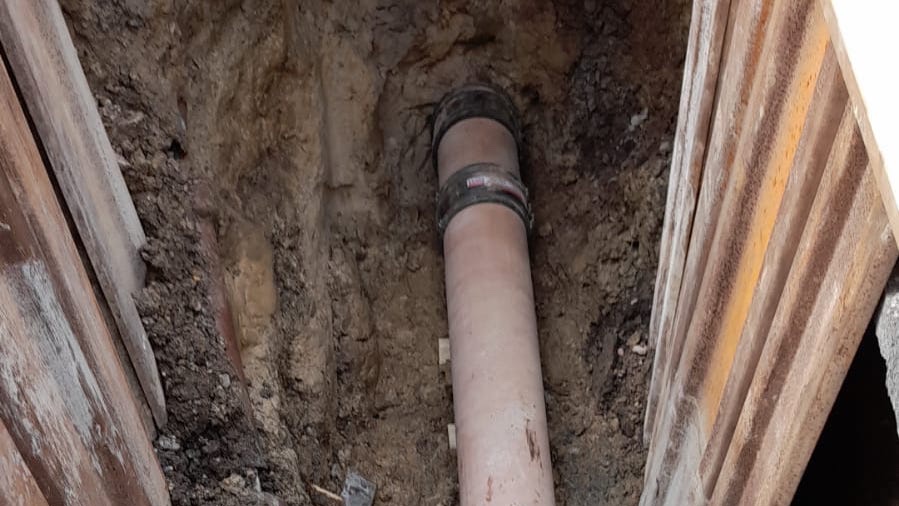 Good work from some of our team this week, digging out a 1.5 meter trench to repair a broken pipe. Using shuttering to support the trench sides, the pipe’s been repaired and the trench is ready for backfill 👍🏻

#Terraflow #keepingthenetworkflowing 💦 #Pipework