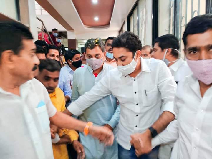 KshirsagaSpeaks's tweet photo. छत्रपती शिवाजी महाराज व छत्रपती राजर्षी शाहू महाराज यांचे वंशज, राज्यसभा सदस्य मा. श्री. युवराज छत्रपती संभाजीराजे भोसले  हे मराठा आरक्षण व मराठा समाजाचे विविध प्रलंबित प्रश्नाच्या संदर्भात राज्यभर जनजागृती व समाजाशी संवाद साधत आहेत. 
@YuvrajSambhaji @dhananjay_munde https://t.co/zdnT3pWYE7