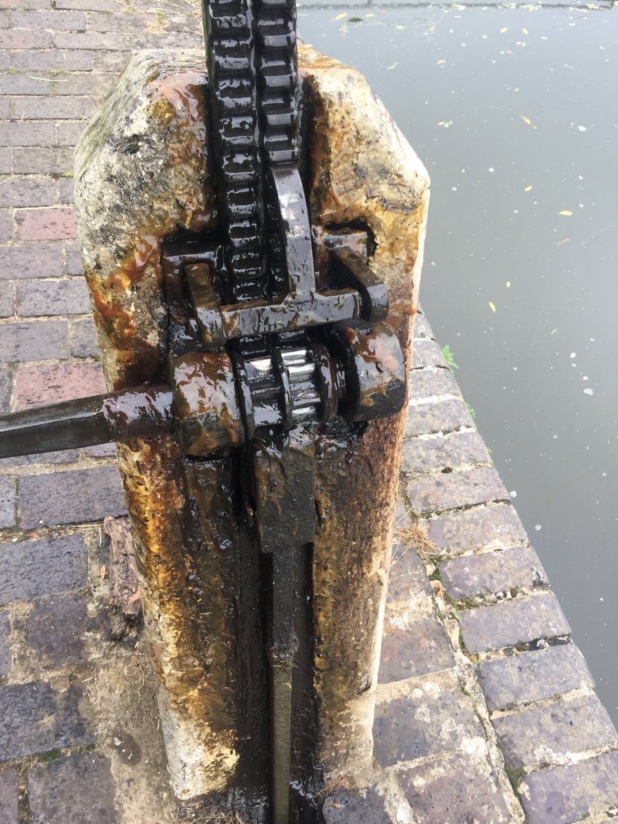 OX3reporting's tweet image. Somerton Deep Lock plastered with excess grease all over the post and some of the gear that does not need grease . Getting on clothes and everywhere ⁦@CRTContactUs⁩ , please can this mess be cleaned up ?