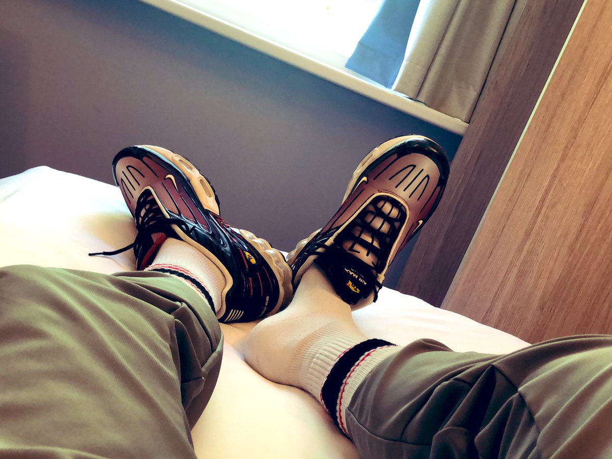 Checked in to hotel after 3 hours on the train. Sneaks and socks are getting sweaty. Anyone wanna sniff? Rubber and poppers later 😈 #gaychav #gayscally #gaytrackies #niketn #kiffeur #trackiesfetish #trainersfetish #gaykink #rubberchav #chavdrone