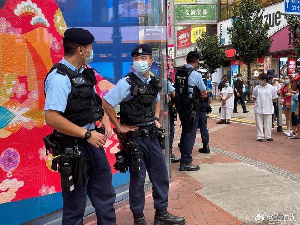 BlockadeME's tweet photo. #SupportHKPF
#支持香港警察
經昨晚港警PTU警員遇刺受傷后,今日PTU警員已全部著防刺背心上街巡邏。 https://t.co/9cQpG7d0cj