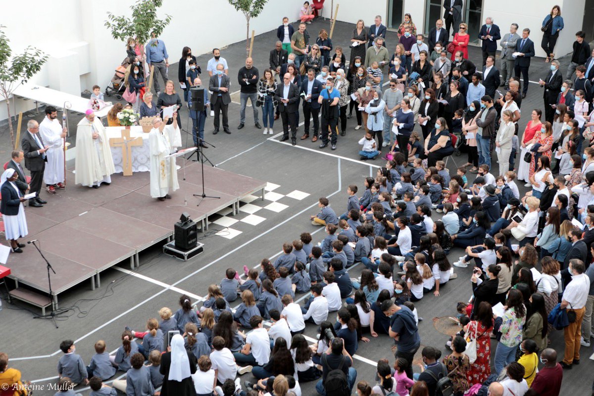 MgrMRouge's tweet photo. Grande joie d’avoir inauguré et béni l’école Sœur Marguerite de ⁦@villeclichy⁩ avec les élus, les bâtisseurs, les responsables de l’enseignement catholique, les enseignants, les élèves, les religieuses associés à ce beau projet ⁦@RMuzeau⁩ ⁦@StVincentClichy⁩ https://t.co/GdsfTyyBwM