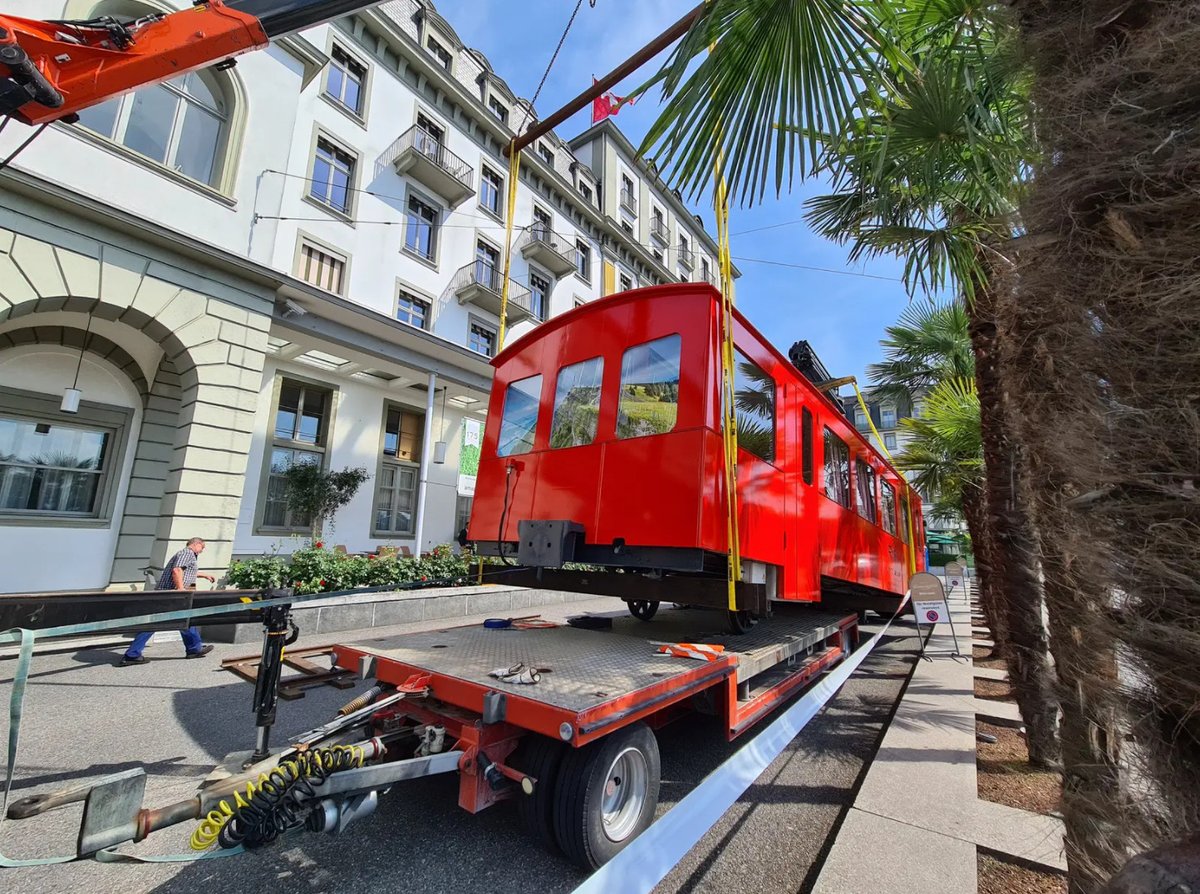 funimag's tweet photo. For the 150 years of Rigibahn and the 175 years of Hotel Schweizerhof Lucerne an old Rigi rail car is used as restaurant in front the hotel until 2022  🇨🇭 🚞 🚂 🍽
#Railway #Rigi #rigi150 #Rigibahn #Lucerne #Switzerland @Rigi_CH @RegulaAeppli 
👇
https://t.co/CmGLaZjqkZ https://t.co/FQlHUDRqek