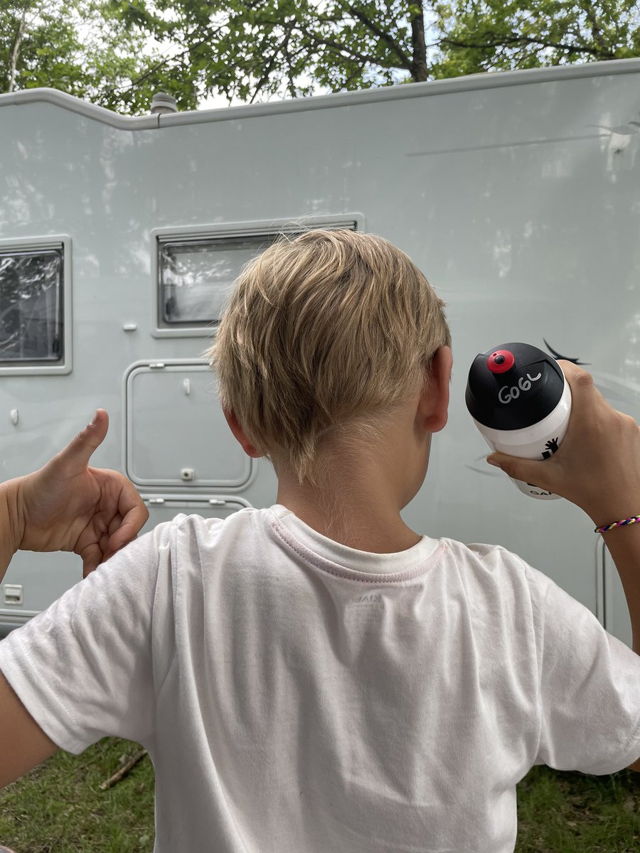 ❤️🙏Thank you <a href="/MichaelGogl/">Michael Gogl</a> for taking the time to give your bottle of water to my kid in Uchon. Your first supporter wish you the best for the rest of the race!
#TDF #TdF2021 #Lecreusot