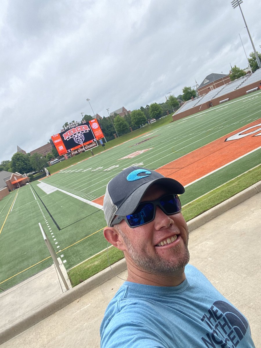 Coach_JLove's tweet photo. Great stop at @MercerFootball! Was a fly-on-the-wall at a workout &amp; got to meet @newera20ii after. Great young man &amp; great reflection of this place.

Also visited upstairs for a while. Excited to get them down to the 239 to grab some Raiders!

#BeTheBear #RaiseTheBar
#SellGold🏴‍☠️ https://t.co/fywT0DcZOd