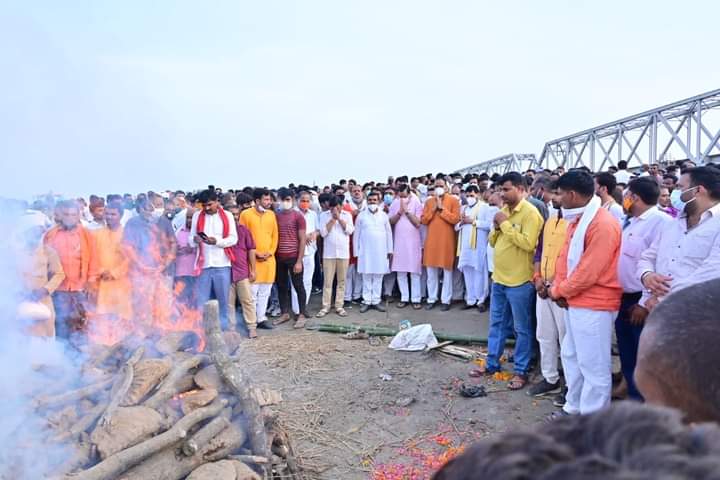DrRamapati's tweet photo. नत-मस्तक स्वयं इंद्र हो जाएं ऐसी मृत्यु वरता हूं, 
आज मग्न अश्रुओं से यह अंतिम प्रणाम करता हूं।

अंतिम प्रणाम शरद 🙏🏼 https://t.co/p7viWGZXyo