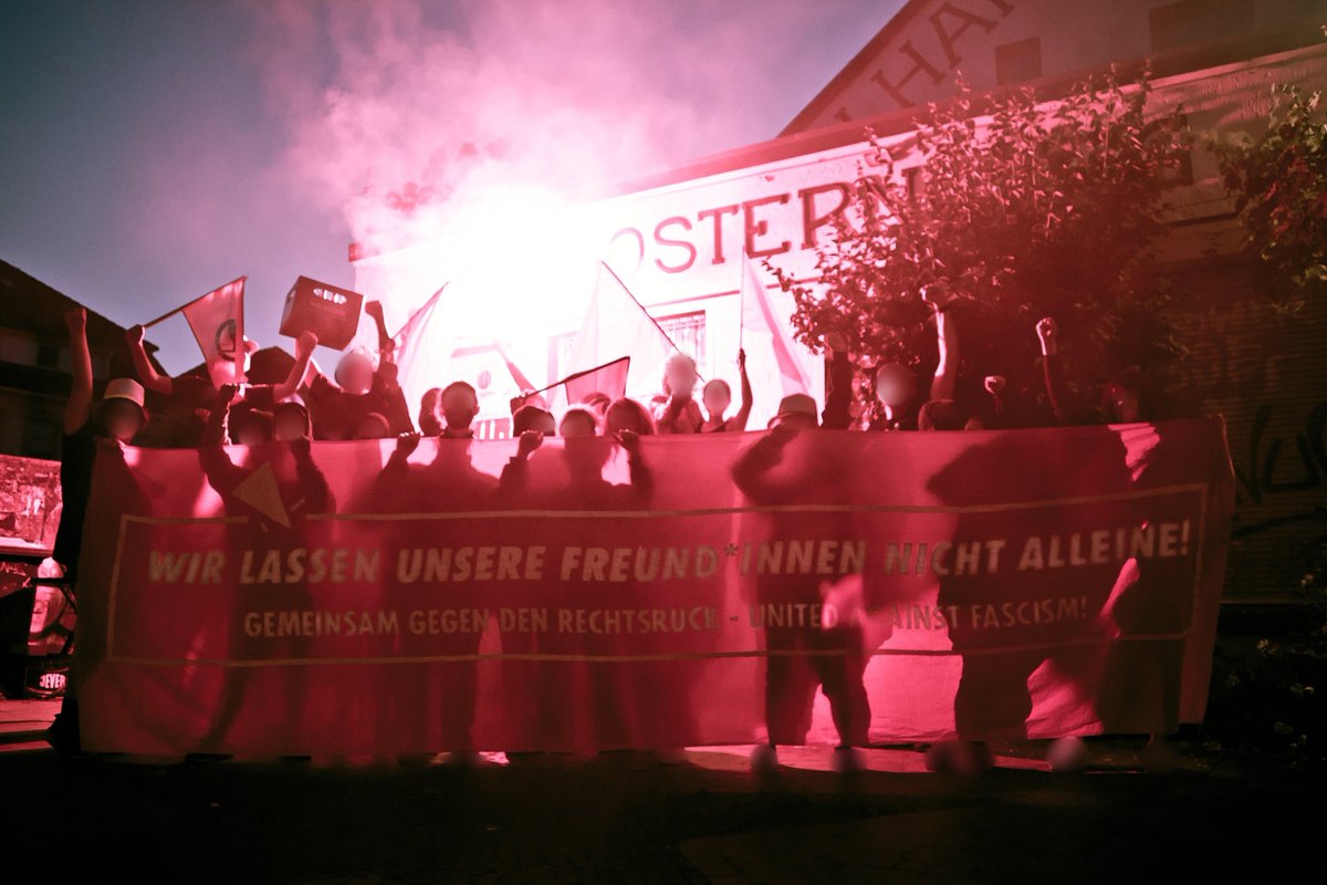 Nika_Oldenburg's tweet photo. (1/2) Gemeinsam gegen die #Repression!🔥✊
Wir lassen unsere Freund*innen nicht alleine und stehen zusammen gegen die Einschüchterungsversuche von Polizei und Staatsschutz. 
Der Kriminalisierung unserer Aktionen begegnen wir organisiert und solidarisch.
#Antifa #ol0805 #acat 
!B https://t.co/LESxOq8nIG