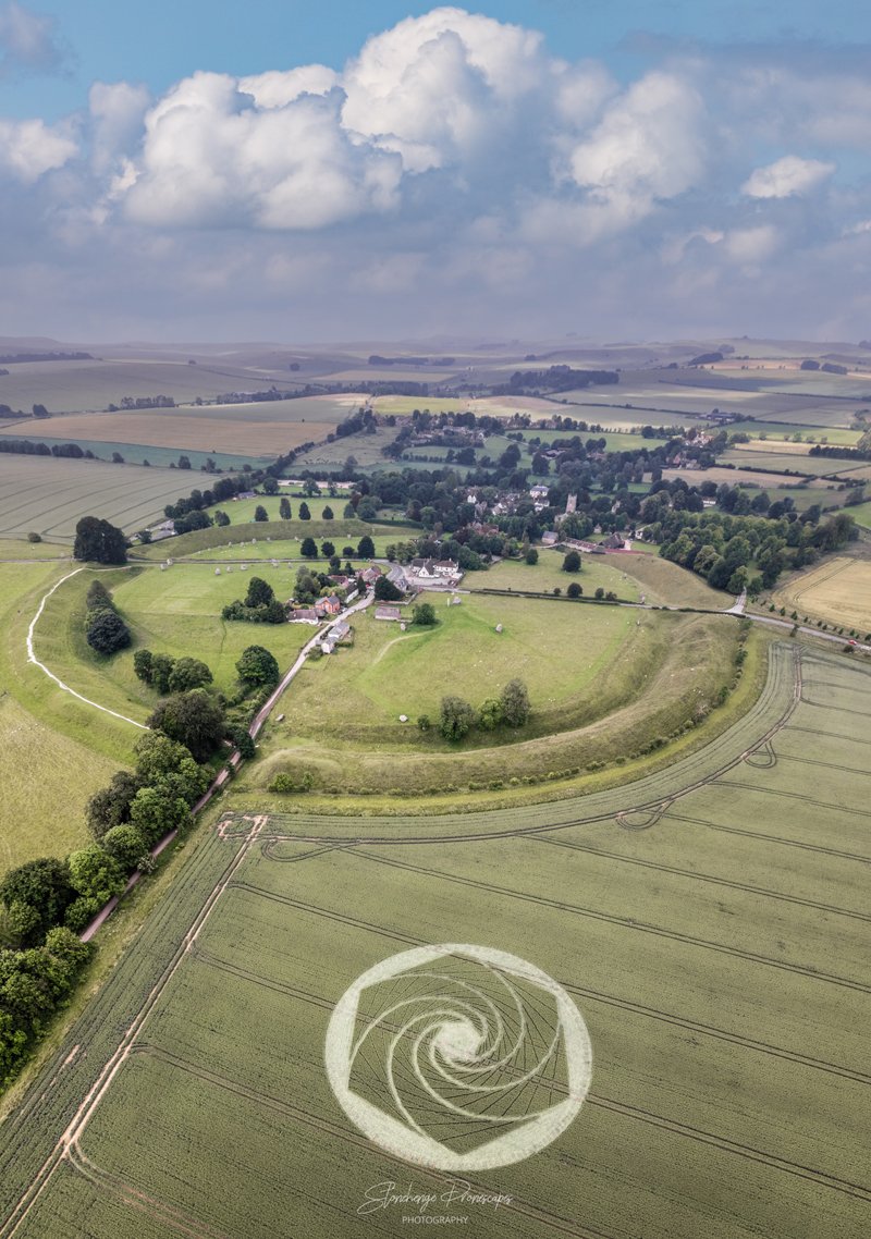 alikosmo's tweet photo. ‼️ IMPRESIONANTE NUEVO CROP CIRCLE EN REINO UNIDO  ‼️

Impresionante Noveno #CropCircle es reportado en #Herepath #Avebury #StoneCircle #Wiltshire #ReinoUnido Reportado el dia 2 de #Julio del 2021.

FOTOGRAFÍAS  PRESENTADAS POR  #STONEHENGEDRONESCAPES 

#ALIENSAVKOSMOS https://t.co/hfvFfWf3pp