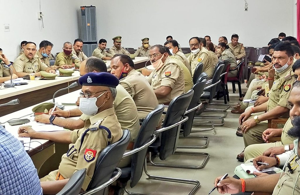 Etahpolice's tweet photo. #NewsEtahPolice #UPPolice
एटा ~ @igrangealigarh एवं चुनाव प्रेक्षक ने जिला पंचायत अध्यक्ष चुनाव को लेकर पुलिस लाइन में प्रशासनिक एवं पुलिस अधिकारियों के साथ की बैठक, मान. चुनाव आयोग की मंशानुसार मतदान/मतगणना को कराया जाएगा सकुशल संपन्न, इस अवस�� पर एसएसपी तथा @DM_Etah रहे मौजूद। https://t.co/9FHmWb6BW5