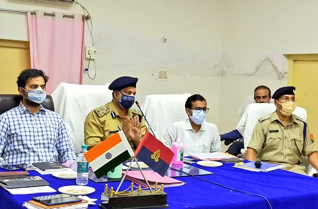 Etahpolice's tweet photo. #NewsEtahPolice #UPPolice
एटा ~ @igrangealigarh एवं चुनाव प्रेक्षक ने जिला पंचायत अध्यक्ष चुनाव को लेकर पुलिस लाइन में प्रशासनिक एवं पुलिस अधिकारियों के साथ की बैठक, मान. चुनाव आयोग की मंशानुसार मतदान/मतगणना को कराया जाएगा सकुशल संपन्न, इस अवस�� पर एसएसपी तथा @DM_Etah रहे मौजूद। https://t.co/9FHmWb6BW5