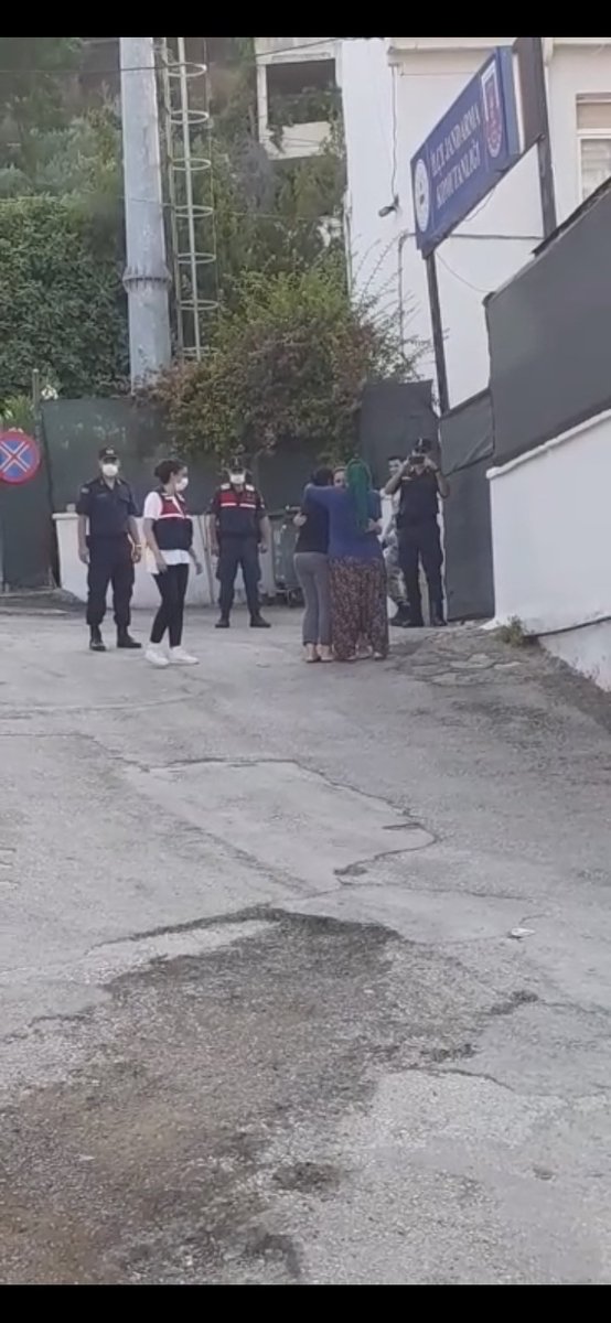 DLMERYEM3's tweet photo. #zeynepgüvenkaçırıldı zeynep guven bulundu ailesi ile bulusma anı https://t.co/1NR0CoIvDp