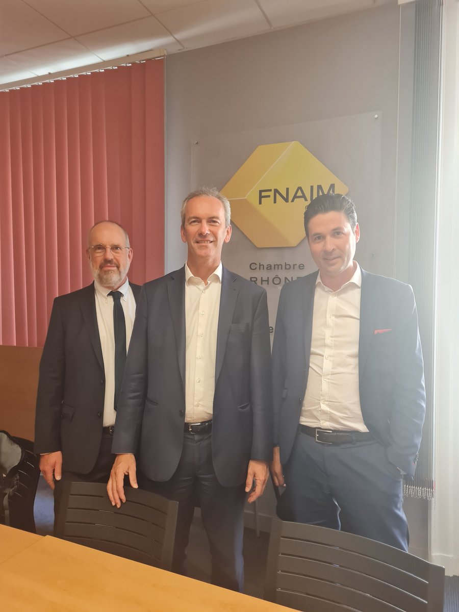 Loïc de VILLARD et le nouveau Président de la FNAIM Entreprises succédant ainsi à Benoit de FOUGEROUX qui a présidé la FNAIM Entreprises de 2012 à 2021. 
Son bureau est composé d'Alain DEGRAIX (secrétaire général) et Cyril CONSTANTINOFF (trésorier) 
#fnaim #Fnaim69 #Président