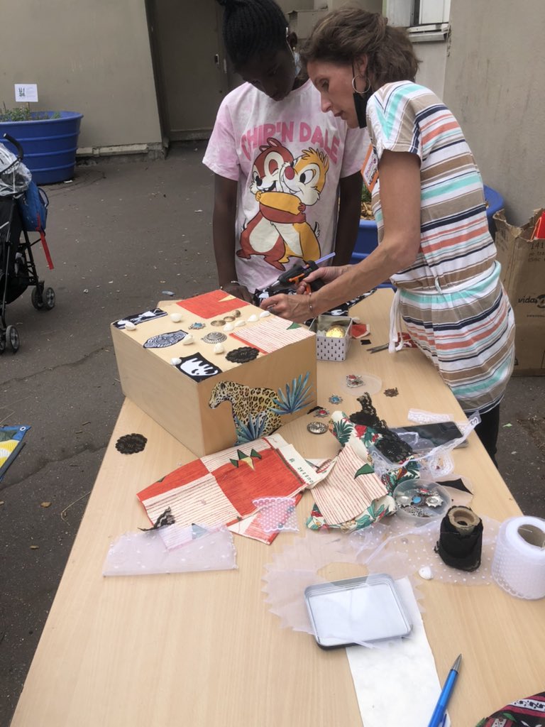 NBoudrai's tweet photo. La @MobileBiblio est aujourd’hui chez @SSDhabitat pour une animation écriture lecture et construction de boîte à livres, en partenariat avec la ville de @VilleVillepinte https://t.co/G7dVTxo4Zi