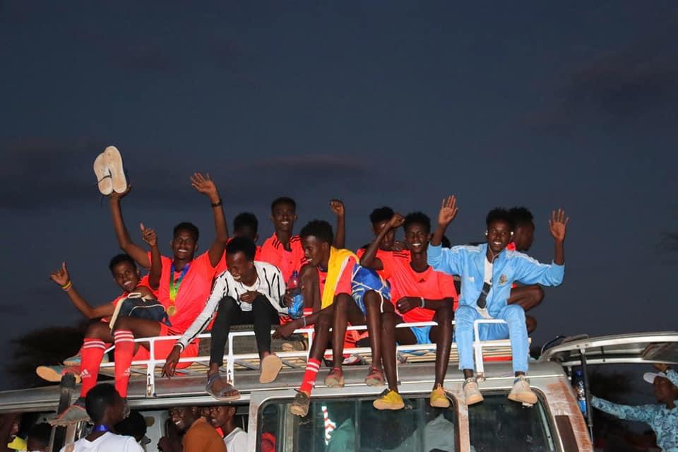 An inter-city friendly football game organized by @HAPANI_Somalia in conjunction with @OfficialSADE_ between Beledxawo and Dollow on the occasion of July 1st, Somalia's Independence Day. Alongside the enthusiastic fans were District Commissioners for both playing cities.