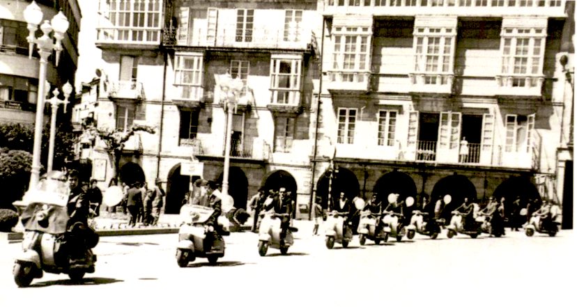 RecunchosDe's tweet photo. Estache concurrida a Praza Maior 🛵🛵🛵🛵. Pero non era peonil? 😭 https://t.co/HukGnswKws