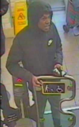 Recognise this man?

We'd like to identify him in connection to a serious assault at Tulse Hill station.

A member of rail staff was pushed down the stairs and remains in hospital over a week later.

Text us his name to 61016 quoting ref 143 of 24/06/21 👉ow.ly/4xPR50FnJ5K