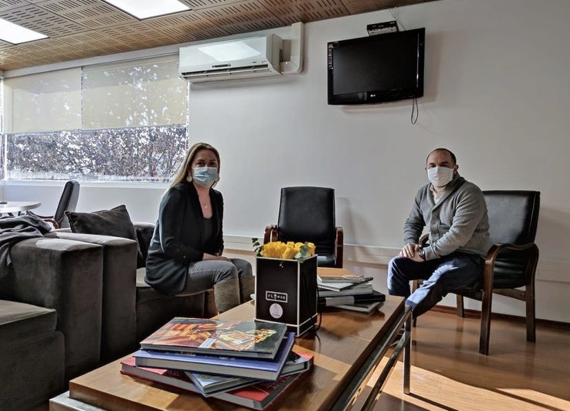 Hoy el Gobernador <a href="/Maldonado_1980/">Javier Maldonado</a> se reunió en las dependencias de <a href="/MuniColina/">Municipalidad Colina</a> con la nueva alcaldesa Isabel Valenzuela, para tratar temas de seguridad de la comuna. 

Juntos seguiremos trabajando porque Colina sea un lugar tranquilo para todos los vecinos.