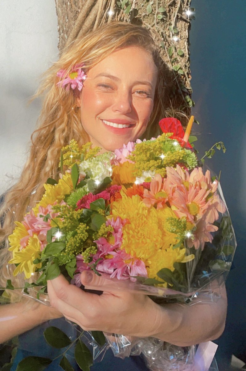 paolla's tweet photo. 💐🌸🌺🌼🌷🌹🌻 https://t.co/8sz95RHG9l