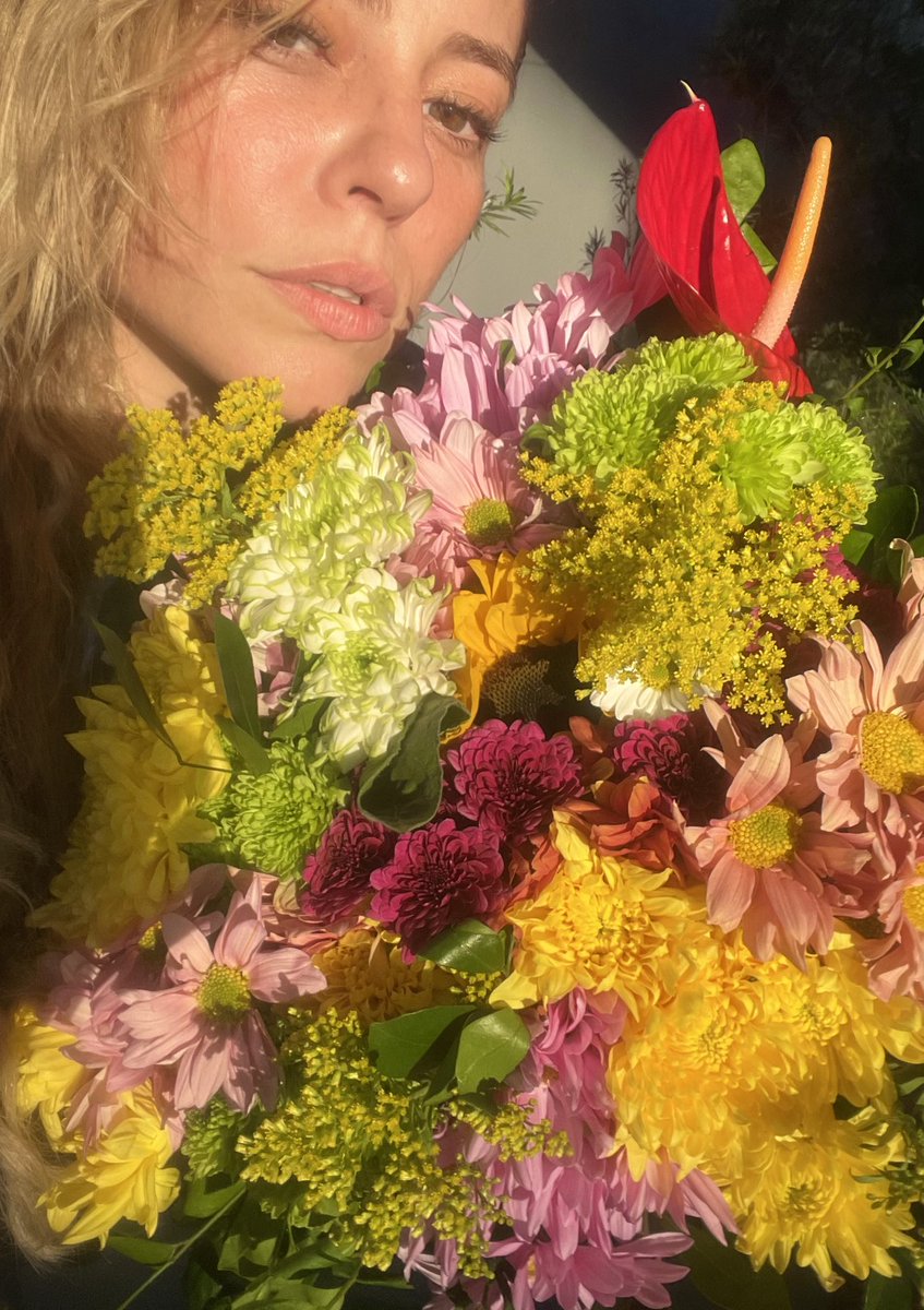 paolla's tweet photo. 💐🌸🌺🌼🌷🌹🌻 https://t.co/8sz95RHG9l