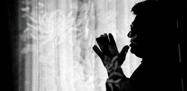 ترانه‌ی اشک و آفتاب

ــ دریا دریا
چه‌ت اوفتاد
که گریستی؟

ــ تاریک‌تَرَک یافتم از آفتاب
خود را.

ــ پی‌سوزِ اندیشه را
چه‌ت اوفتاد
که برافراشتی؟
ــ تابان‌تَرَک یافتم از آفتاب
خود را.

خردادِ ۱۳۶۵

*

احمد شاملو

*

عکس از سیف‌الله صمدیان