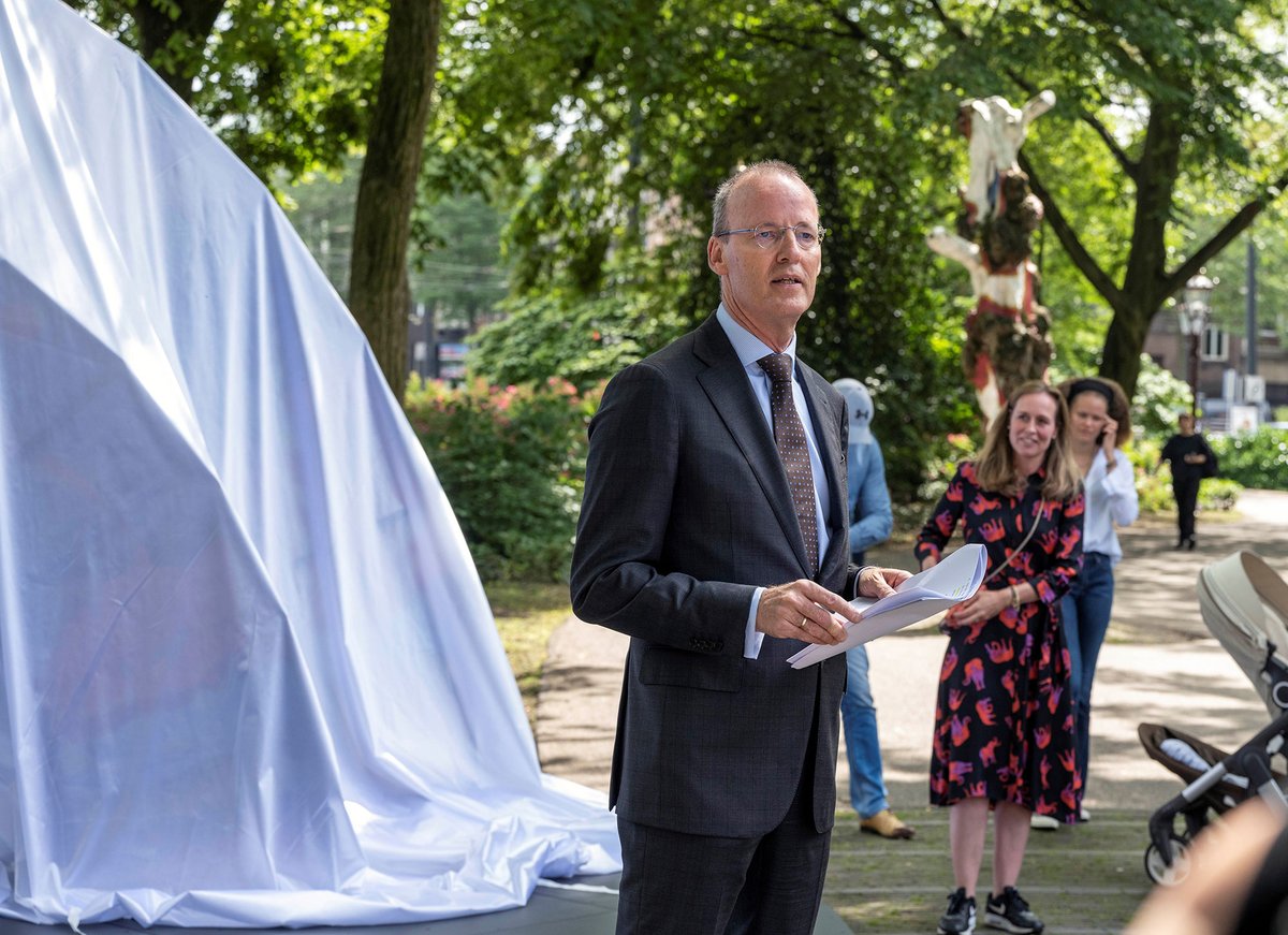 KlaasKnot's tweet photo. Samen met buurtbewoners onthulde ik vandaag het kunstwerk ‘Tijden van groei’ aan het #Frederiksplein in #Amsterdam. Hiermee willen we de band met de buurt warm houden tijdens de renovatie van ons hoofdkantoor. 

Lees mijn toespraak hier:  https://t.co/LN9ScxUmDr

#renovatiednb https://t.co/iyNZsLgksv