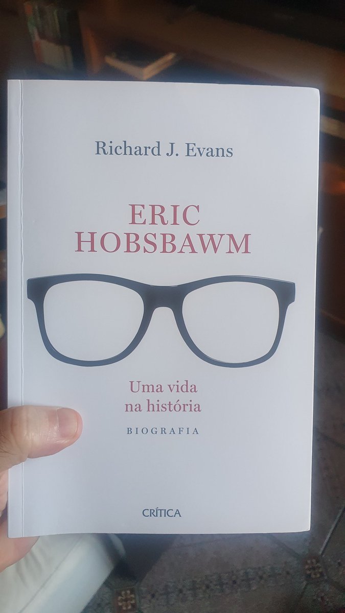 PauloRezzutti's tweet image. Recebi da @PlanetaLivrosBR essa biografia do #erichobsbawm, um historiador incontornável! Já li muitos historiadores, mas Hobsbawm é insuperável, não era prolixo, sabia prender o leitor, enfim, era um escritor além de historiador e a sua vida foi riquíssima em histórias