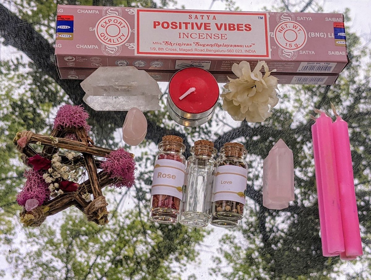 cosmiccarnelian's tweet photo. Bundle boxes are available on my site ✨
~this is the Love Box for just $55.55🌹💕
Dm me with any questions! https://t.co/6UDIeen71c