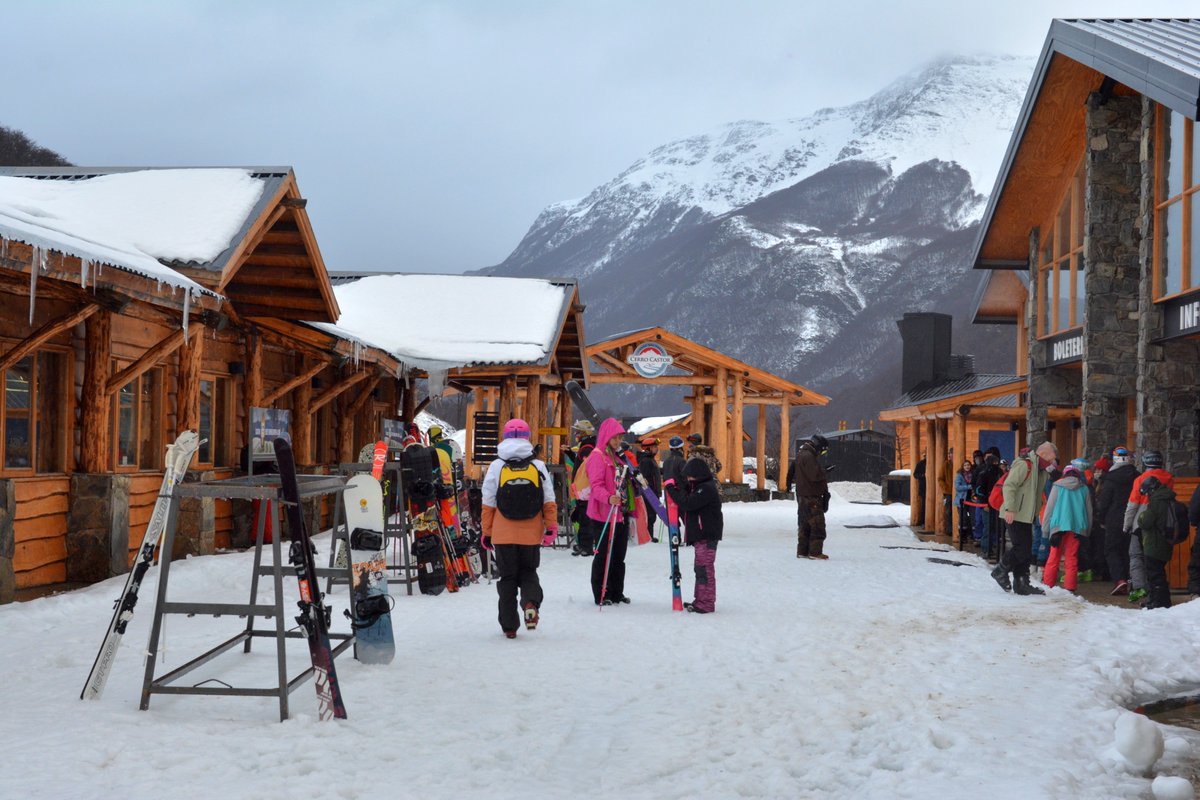 TurismoTDF's tweet photo. El Cerro Castor comienza hoy su temporada ⛷️🏂 ¡Hacete #FanDeLaNieve del #FinDelMundo! ❄️
#CerroCastor #Ushuaia #Invierno2021 #Esquí #Snowboard #Patagonia #Argentina https://t.co/OYxYOQbcWi