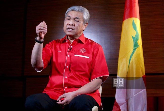 RajaPetra's tweet photo. BERITA HANGAT: 35 Umno MPs reject Zahid's plan to leave the government - https://t.co/9W6Bp39kp7 https://t.co/m3KFLaspa8