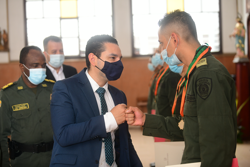 PoliciaMedellin's tweet photo. Con la gallardía que caracteriza a nuestro Grupo de Operaciones Especiales GOES agradecemos a @SeguridadEnv su reconocimiento en el Aniversario #GOES20Años, reiterando la disposición por seguir sumando a la tranquilidad de los envigadeños. #EsUnHonorSerPolicía #SumamosSeguridad https://t.co/feEQGmCg2j
