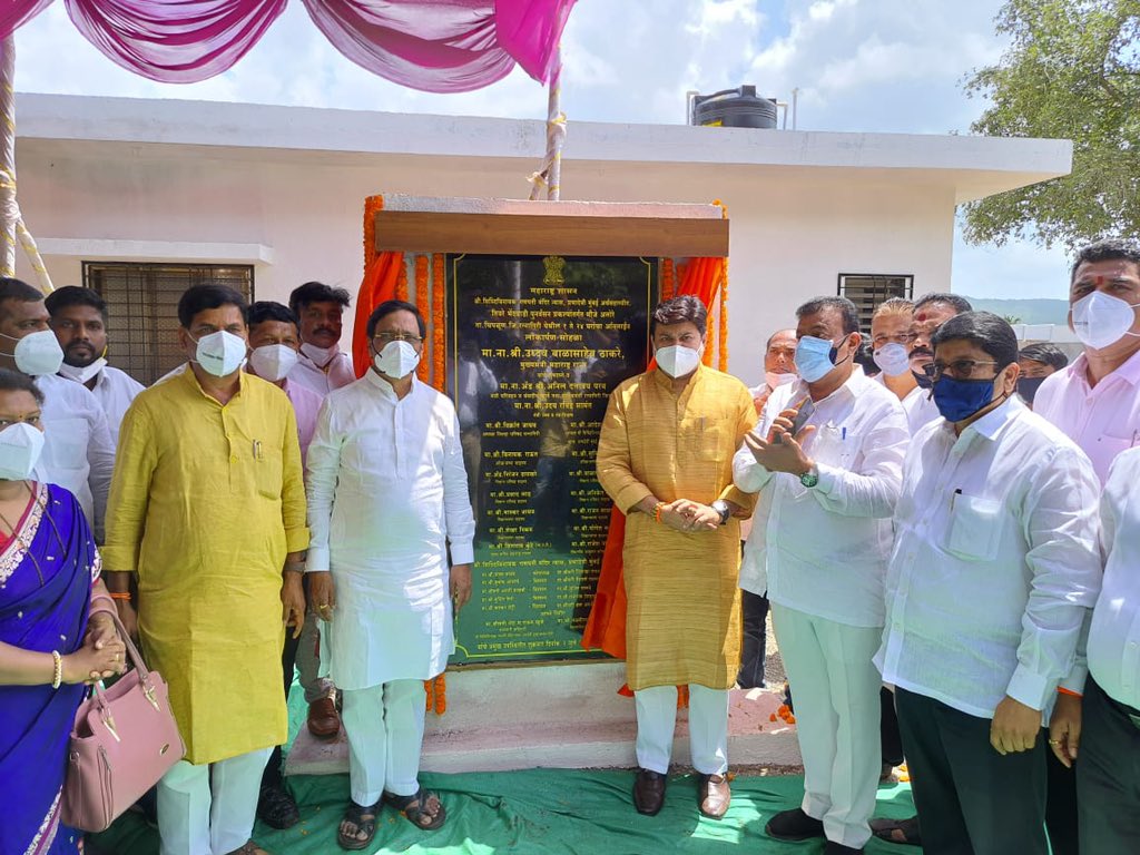 ShekharGNikam99's tweet photo. मुख्यमंत्री उद्धव ठाकरे CMOMaharashtra यांच्या हस्ते सिद्धिविनायक गणपती मंदिर न्यास अर्थसहाय्यीत तिवरे धरण #TiwareDam पूर्नरवसन प्रकल्पांतर्गत अलोरे येथील धरण दुर्घटनाग्रस्तांच्या घरांचा लोकार्पण सोहळा पार पडला.यावेळी पालकमंत्री @advanilparab ,उच्च व तंत्र शिक्षण मंत्री https://t.co/XaJAqMl0f4