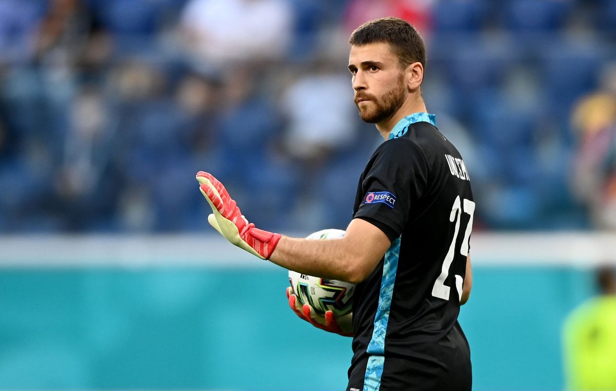 Hay que tener mucha calidad, personalidad y fortaleza mental para volver del error que cometió en octavos de final. Contra Croacia, tras el autogol, terminó siendo figura. Y hoy, ante Suiza, metió a España a las semifinales tras atajar 2 penales. Unai Simón. GIGANTE.