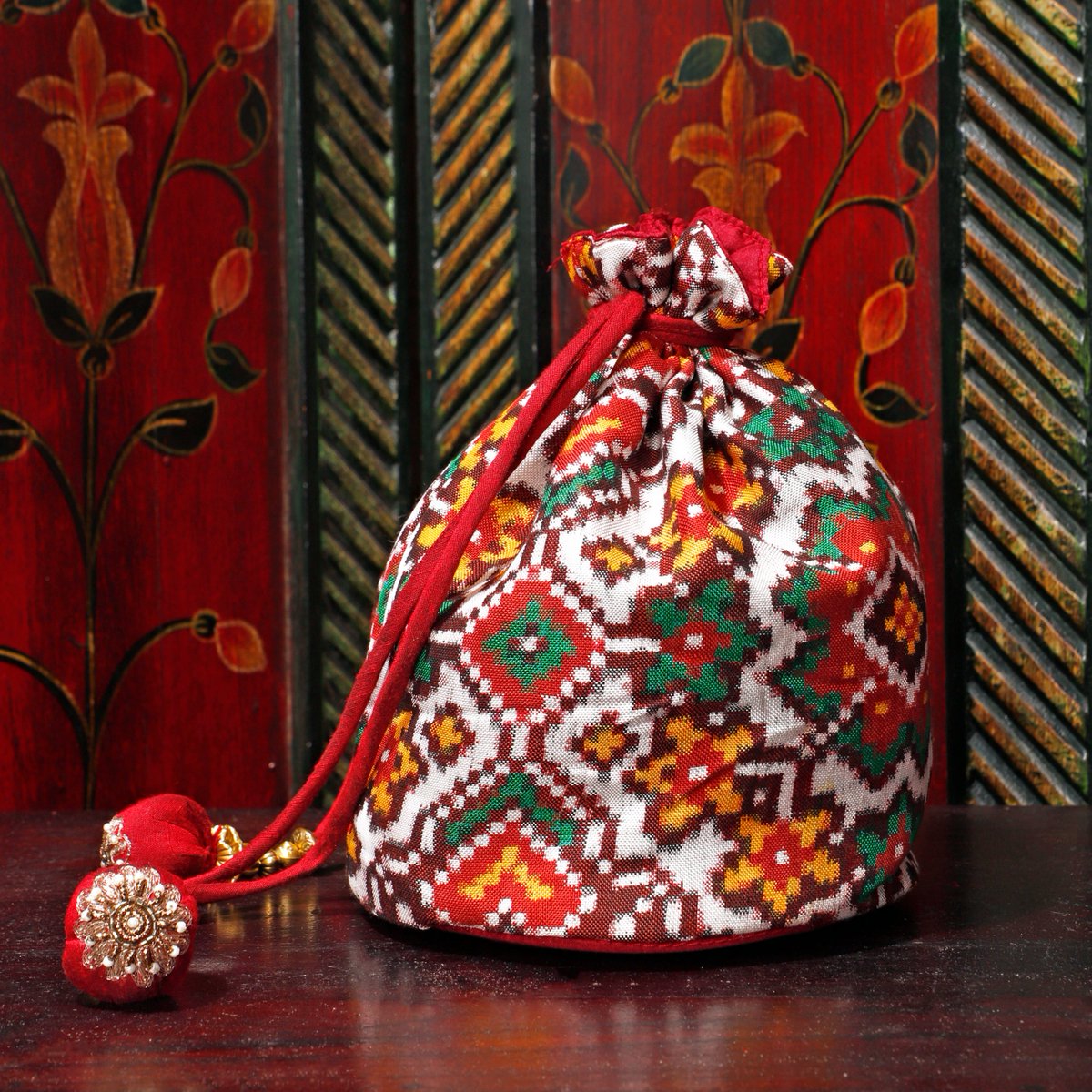 amrutsurat's tweet photo. Enriching cultural heritages of patola prints not with just a saree but also with this breathtaking Patola handbags are deal you need to break!
https://t.co/gt9WUG8i4e 
https://t.co/Qv98XvUQSh
#AmrutTheFashionIcon #OneStopShop #patola #patolasarees #saree #Bridesmaids #bridetobe https://t.co/6N9etQ3D5i