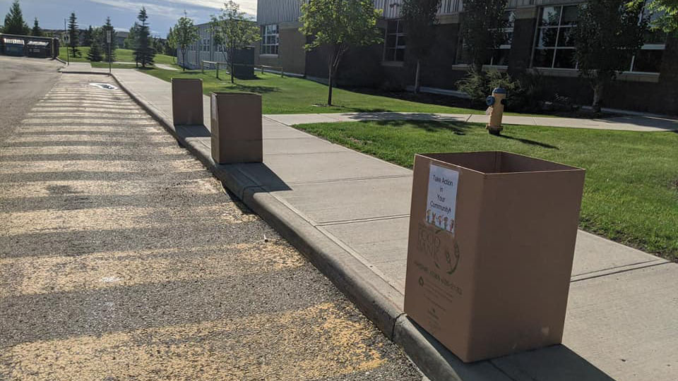 EFCL's tweet photo. LEAGUE SPOTLIGHT: @FultonMeadows league volunteers hosted a community food and bottle drive in support of @yegfoodbank.
#Edmonton #Amiskwacîwâskahikan #Community #FultonMeadows https://t.co/1aJ6fw7LDH