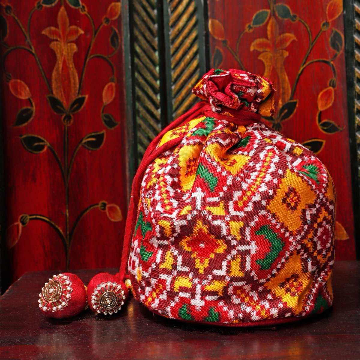 amrutsurat's tweet photo. Enriching cultural heritages of patola prints not with just a saree but also with this breathtaking Patola handbags are deal you need to break!
https://t.co/gt9WUG8i4e 
https://t.co/Qv98XvUQSh
#AmrutTheFashionIcon #OneStopShop #patola #patolasarees #saree #Bridesmaids #bridetobe https://t.co/6N9etQ3D5i