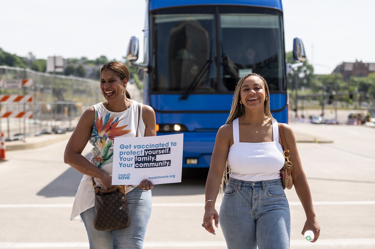 Thank you @NiaSioux and @DanceMomHolly for joining the #WeCanDoThis bus in Pittsburgh! We appreciate all of your hard work encouraging and inspiring your peers to protect their loved ones and communities by getting vaccinated!