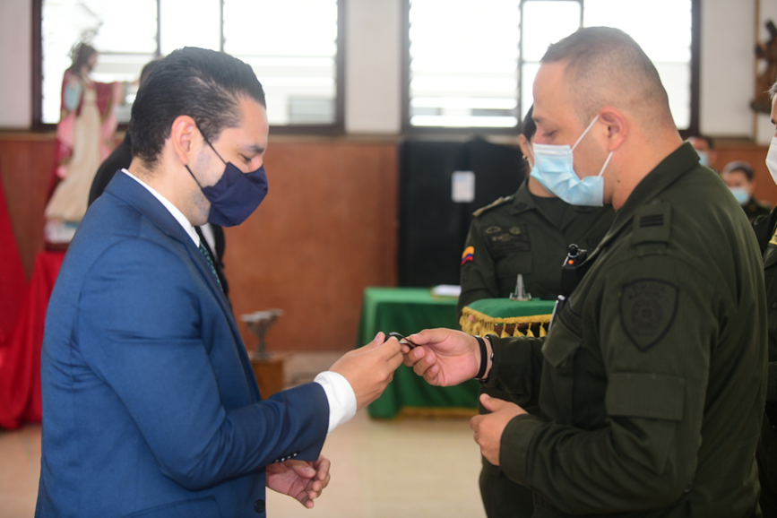 PoliciaMedellin's tweet photo. Con la gallardía que caracteriza a nuestro Grupo de Operaciones Especiales GOES agradecemos a @SeguridadEnv su reconocimiento en el Aniversario #GOES20Años, reiterando la disposición por seguir sumando a la tranquilidad de los envigadeños. #EsUnHonorSerPolicía #SumamosSeguridad https://t.co/feEQGmCg2j