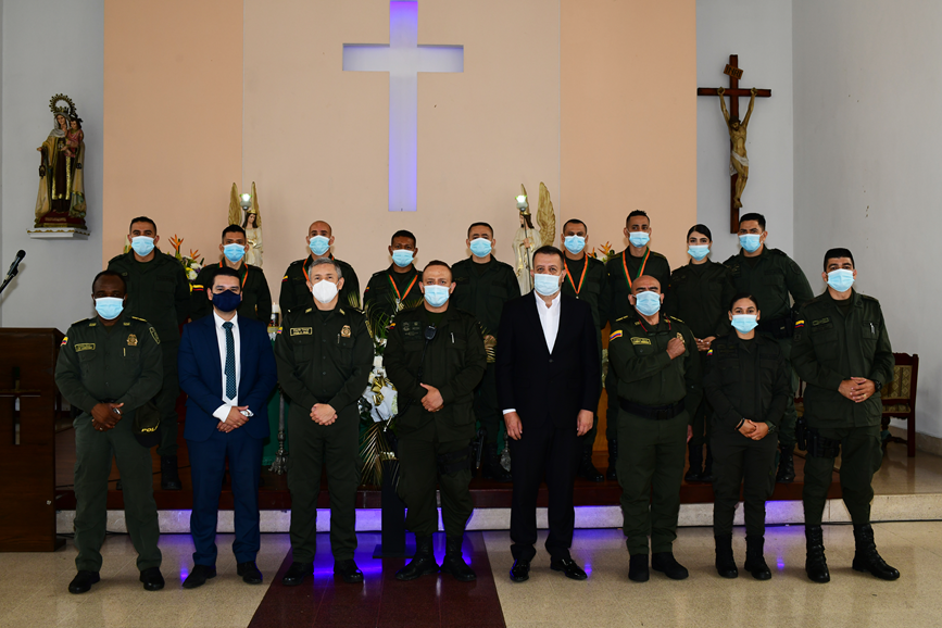 PoliciaMedellin's tweet photo. Con la gallardía que caracteriza a nuestro Grupo de Operaciones Especiales GOES agradecemos a @SeguridadEnv su reconocimiento en el Aniversario #GOES20Años, reiterando la disposición por seguir sumando a la tranquilidad de los envigadeños. #EsUnHonorSerPolicía #SumamosSeguridad https://t.co/feEQGmCg2j