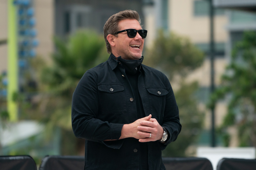 .<a href="/TylerFlorence/">Tyler Florence</a> is back with the final three food truck teams for another week of #GreatFoodTruckRace! RT if you're watching with us!