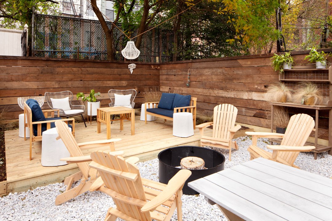 Patio life. BBQ life. All has picked back up in Brooklyn and NYC. Come and join us! I bet we have just the place for you in one of our 5 #bushwick locations. We would love to help you find your own place or match you with a roommate. Reach out to our community curator jeff@node-l