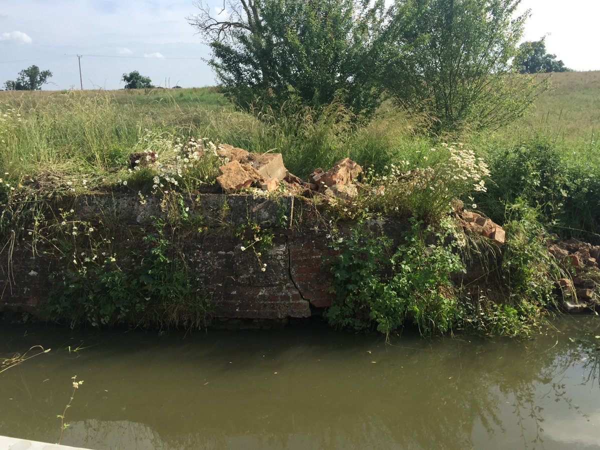 OX3reporting's tweet image. Pleased to see work to clear the canal of this abutment debris near kings Sutton lock , but not sure why put on the opposite that seems about to collapse? ⁦@CRTContactUs⁩