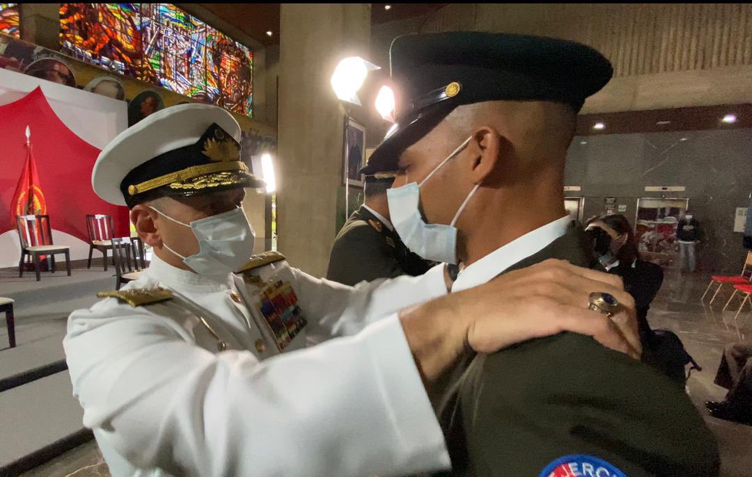 vladimirpadrino's tweet photo. El Presidente y CJ @NicolasMaduro ordenó los ascensos de más de 3.000 Oficiales y 12.000 Tropas Profesionales en todos sus grados y jerarquías. La LEALTAD a la Patria es uno de los valores fundamentales que forma parte de la integralidad de todo militar a 200 años de Carabobo. https://t.co/zHRKsmPE24