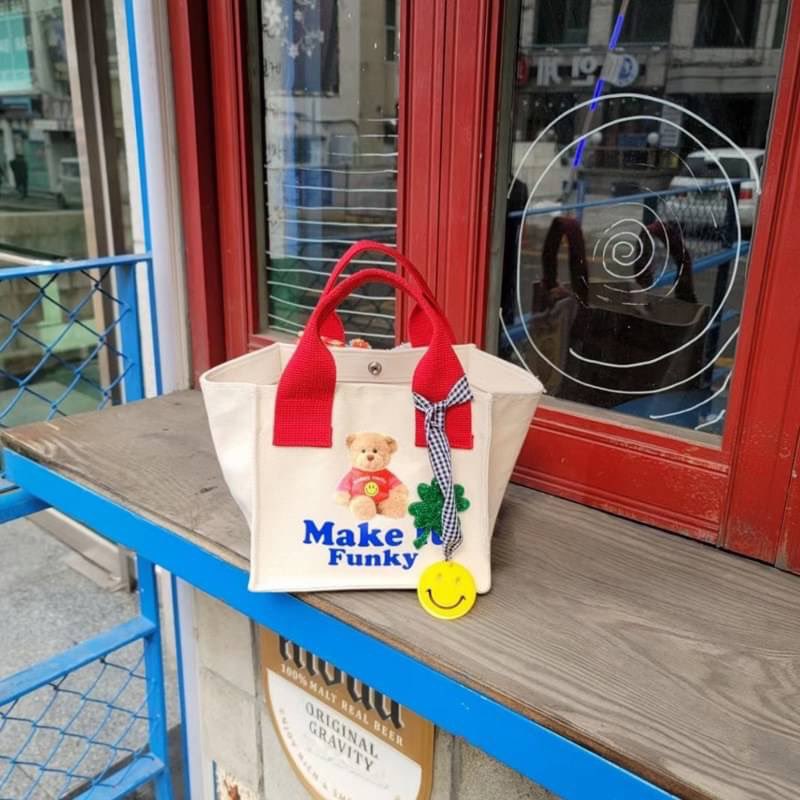 globeandme's tweet photo. เปิดร้านสุ่มแจก 1 ใบ รี+ฟอล

น้องน่ารักมากแก เป็นกระเป๋าผ้าแคนวาส ใบเล็กน่ารัก ปุ๊กปิ๊ก  🧸 ใบละ 159.- เท่านั้น

สั่งรีพลาย/DM
ปิดพรี : 10/7

#ของดีบอกต่อ #Shoppingกับอากาเซ่ #ตลาดนัดรวมด้อม #แจกฟรี #ฝากร้าน https://t.co/lBaI2QaOAf
