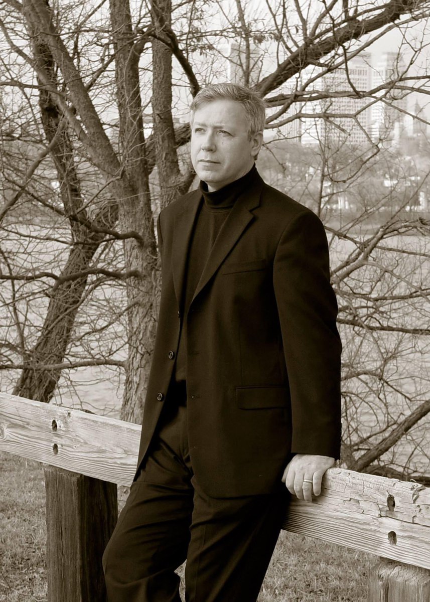 AuthorJuliaT's tweet photo. Mood.  And that time I crashed one of his photo shoots.  #FlashbackFriday #BarkerAndLlewelyn #WillThomasAuthor https://t.co/dhOH8iilWR