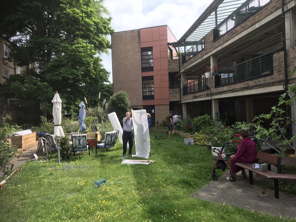 AndrewKauffma20's tweet photo. Great to get out with @LBHF #OrchardSquare ShelteredHousiingResidents for a allotment session #Veg #Salads #Berries #Friuits all in raised planters and #recycled old tree guards into #Cloches #EdibleEstates #GroWYourOwn @idverdeUK thanks @rocketgardens for another great #VegPatch https://t.co/ZqzJKZN21R