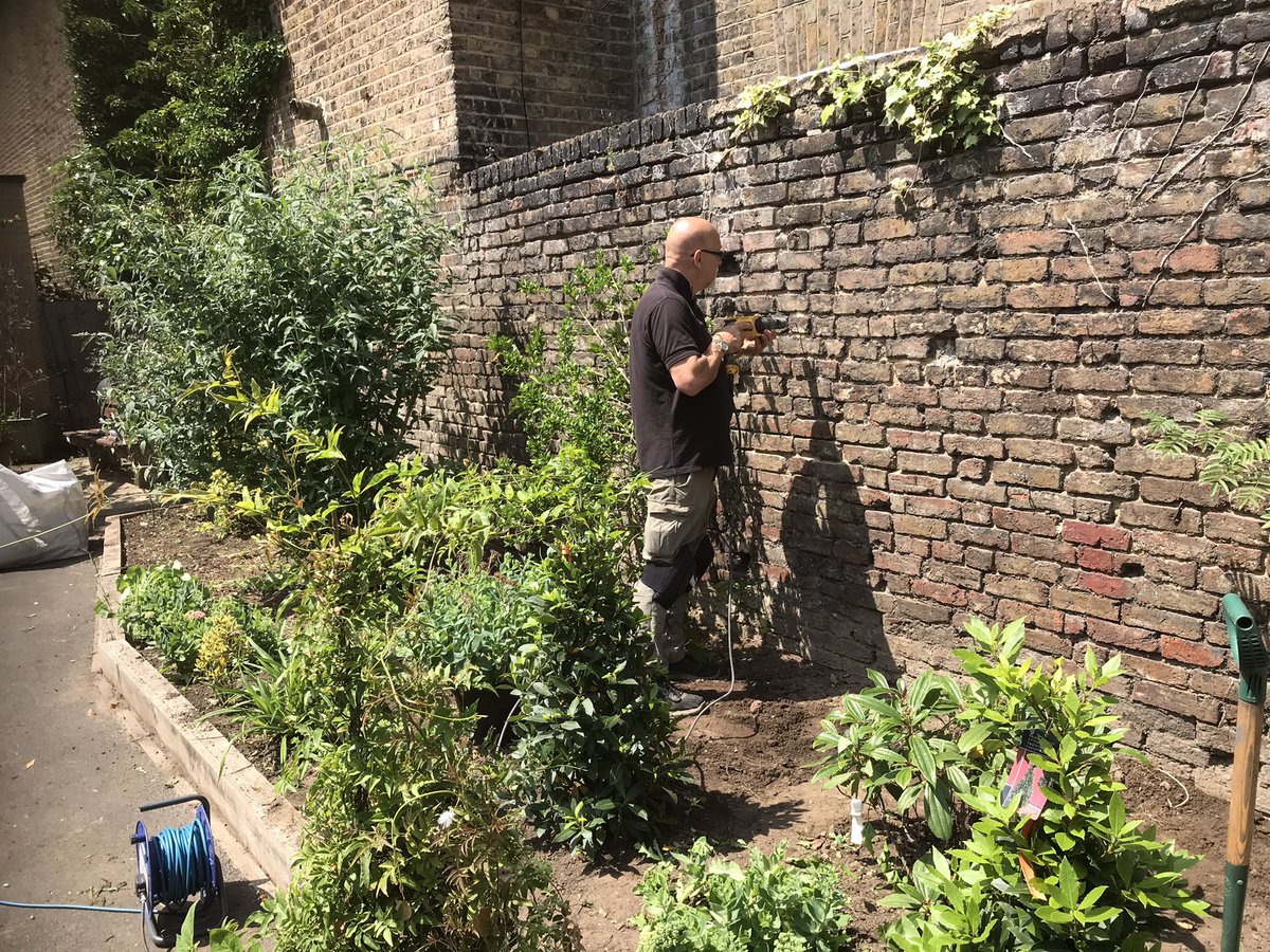 AndrewKauffma20's tweet photo. Great to get out with @LBHF #OrchardSquare ShelteredHousiingResidents for a allotment session #Veg #Salads #Berries #Friuits all in raised planters and #recycled old tree guards into #Cloches #EdibleEstates #GroWYourOwn @idverdeUK thanks @rocketgardens for another great #VegPatch https://t.co/ZqzJKZN21R