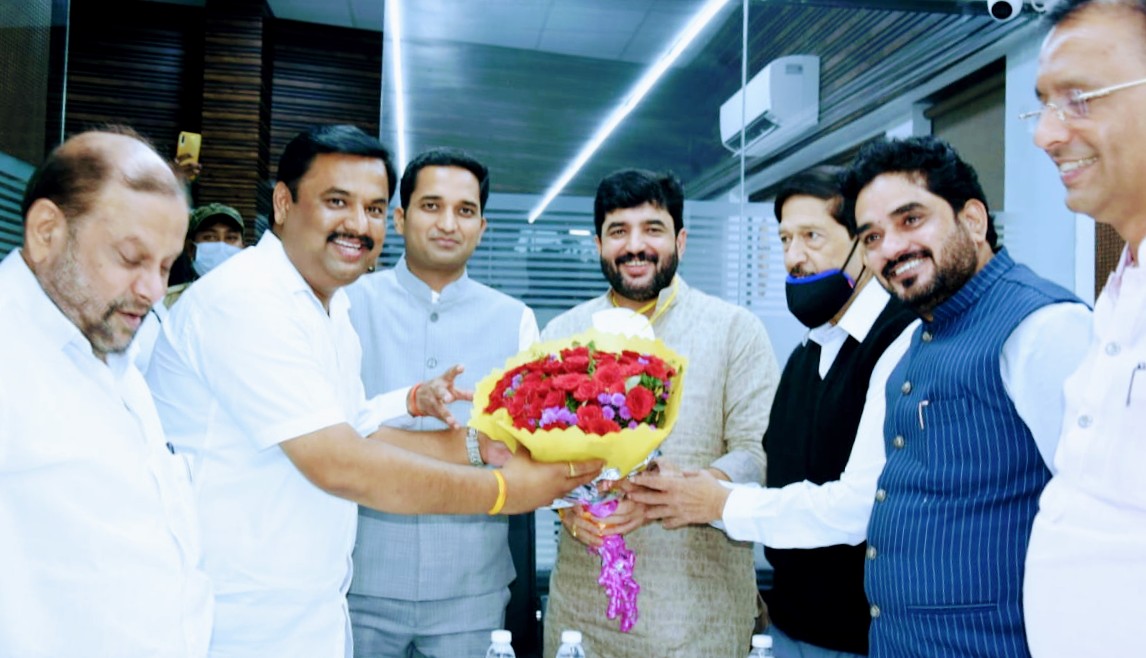 mohol_murlidhar's tweet photo. पुणे शहरासाठी नव्याने साकारलेल्या राष्ट्रवादी काँग्रेस भवनला आज भेट देऊन नव्या कार्यालयाची माहिती घेत पाहणी केली. खासदार मा. श्री. गिरीशभाऊ बापट, शहराध्यक्ष श्री. जगदीश मुळीक, भाजप ओबीसी प्रदेशाध्यक्ष श्री. योगेश टिळेकर, स्थायीचे अध्यक्ष श्री. हेमंत रासने, सभागृह नेते

(१/२) https://t.co/Av33wUZ5Rw