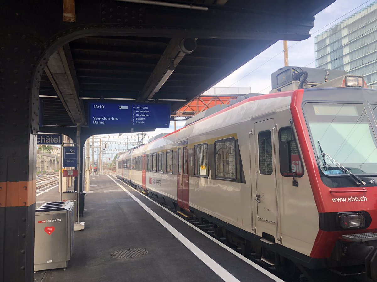 oev_ansagen's tweet photo. Was wir uns vorstellen wenn es wieder heisst: «Dieser Zug wird verkürzt geführt.»
#sbbcffffs https://t.co/GYyTCrUarK
