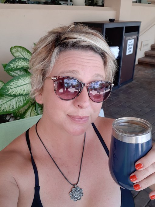 Pool day!!! Cheers!! https://t.co/yLkKMf4iap